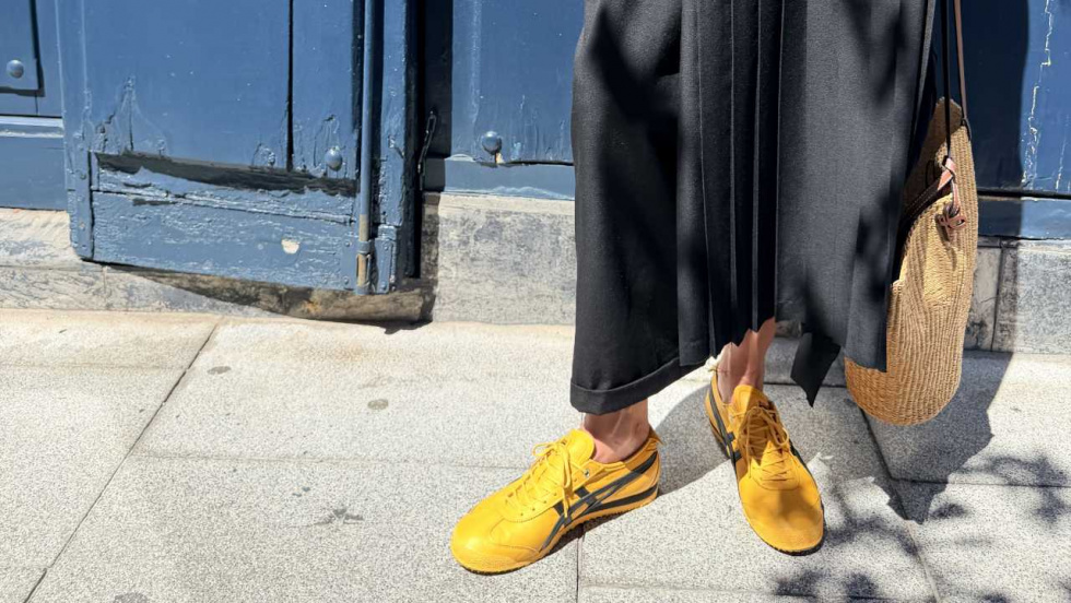 Nieves Álvarez convierte las Onitsuka Tiger en el accesorio viral de su total look negro