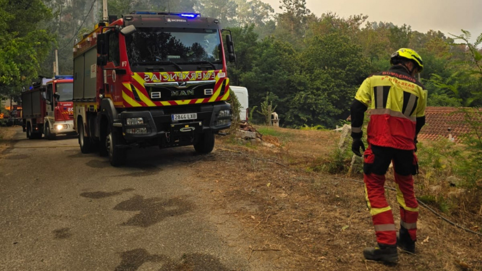Ocho helicópteros y dos aviones combaten el incendio activo en la parroquia de Nogueira