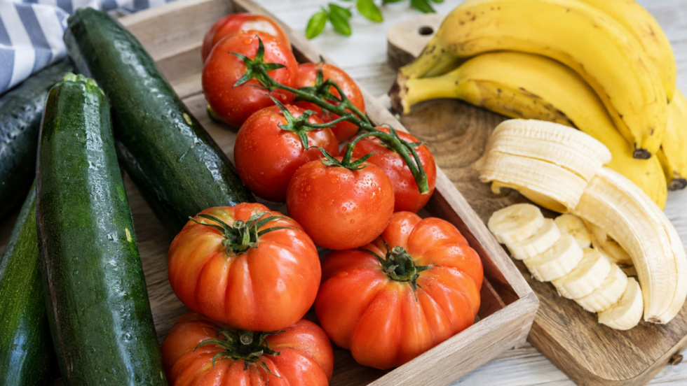 Tomate, calabacín o plátano: los aliados de la nevera para dormir mejor en las noches de verano