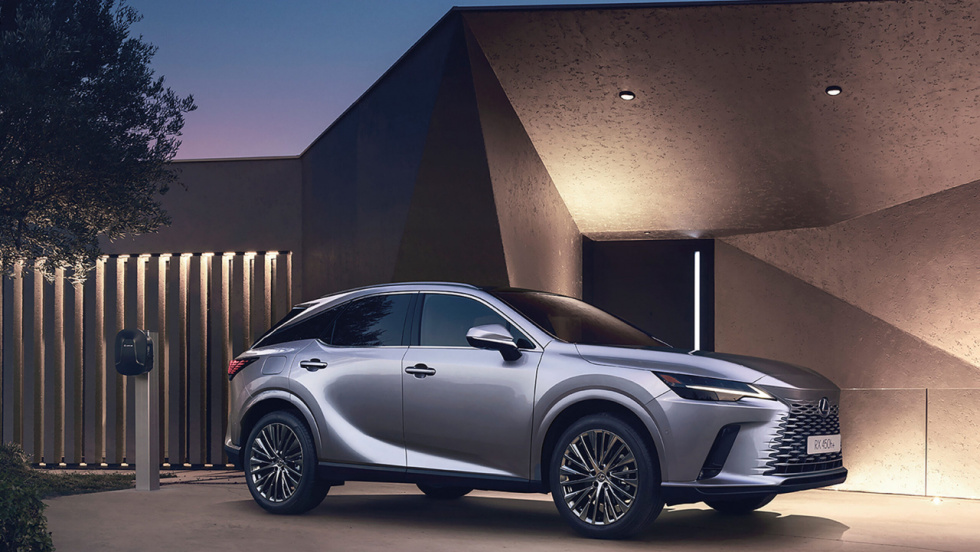 Lexus renueva el RX con dos híbridos, de 292 a 371 CV, y pantalla de 14 pulgadas