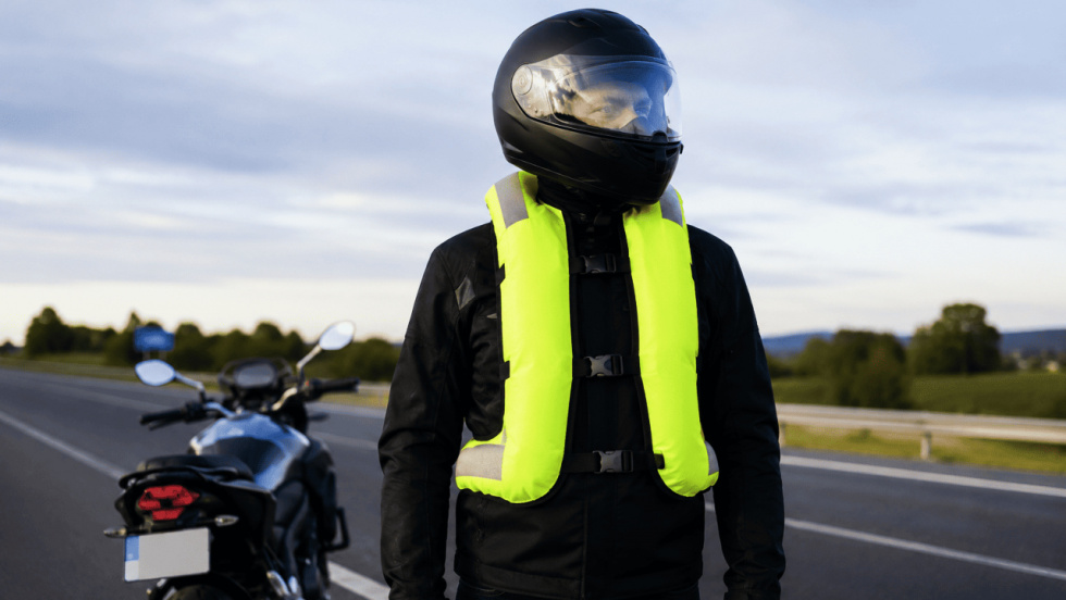La DGT quiere que el airbag para motoristas sea tan habitual como el casco