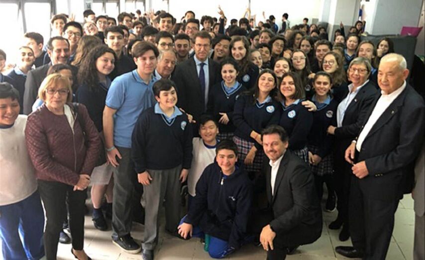O presidente da Xunta, Alberto N&uacute;&ntilde;ez Feij&oacute;o, e a conselleira do Mar, Rosa Quintana, durante a visita ao Instituto Argentino Gallego Santiago Ap&oacute;stol.