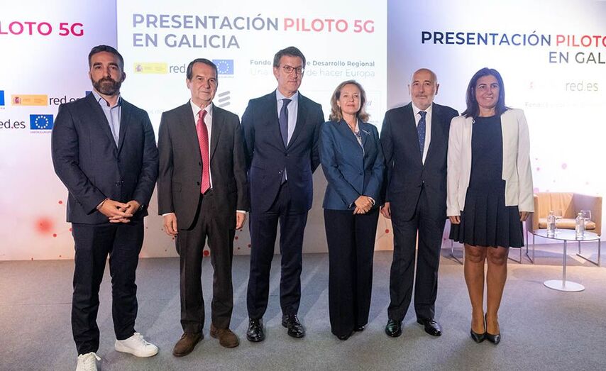 (De izq. a dcha.) El secretario de Estado para el Avance Digital (en funciones), Francisco Polo, el alcalde de Vigo, Abel Caballero, el presidente de la Xunta de Galicia, Alberto N&uacute;&ntilde;ez Feij&oacute;o, la ministra de Econom&iacute;a y Empresa 