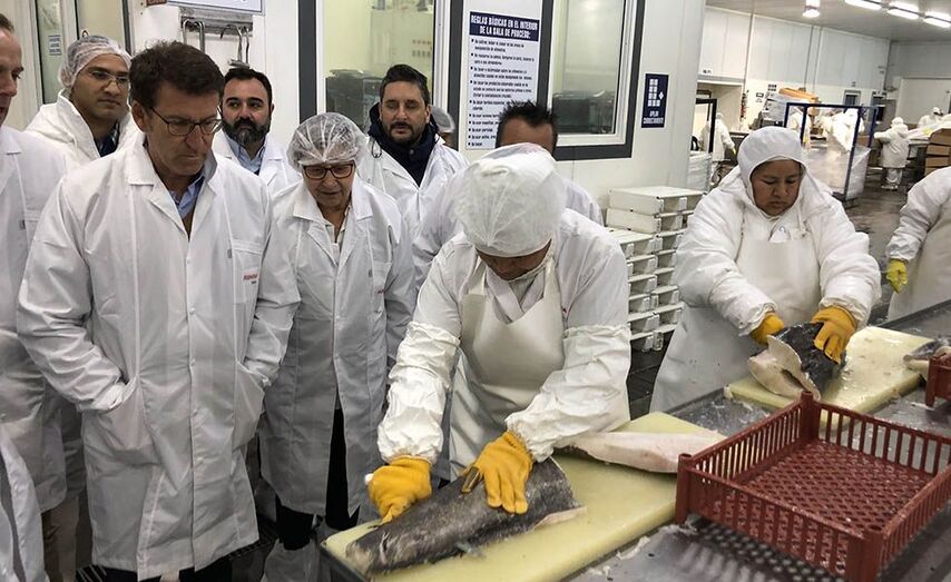 O presidente da Xunta, Alberto N&uacute;&ntilde;ez Feij&oacute;o, acompa&ntilde;ado pola conselleira do Mar, Rosa Quintana, durante a visita a Pesquera Argenova, do Grupo Nueva Pescanova, a &uacute;nica empresa espa&ntilde;ola en Arxentina que captura pes
