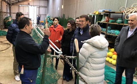 O presidente da Xunta, Alberto N&uacute;&ntilde;ez Feij&oacute;o, acompa&ntilde;ado pola conselleira do Mar, Rosa Quintana, recibiu as explicaci&oacute;ns dun redeiro de Bouzas durante a visita &aacute; pesqueira Vieira de Argentina.