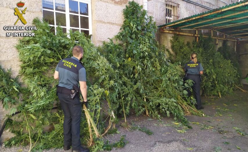 Agentes de la Guardia Civil durante la incautaci&oacute;n en Tui