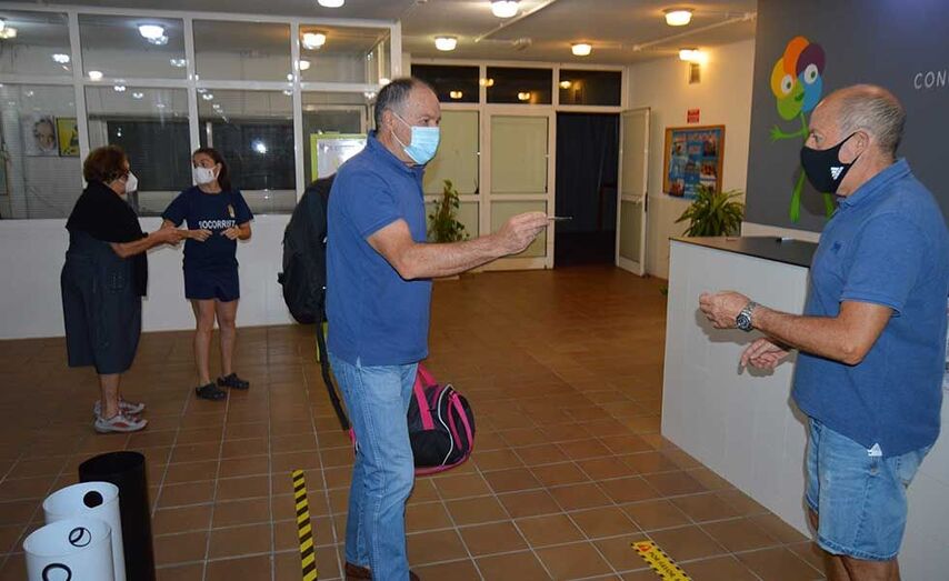 Primeiros/as usuarios/as en acceder &aacute; Piscina Municipal de Mos esta ma&ntilde;&aacute; &aacute;s 08.00 horas, tras permanecer pechada desde o pasado mes de marzo.