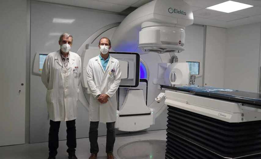 Luis Zugazabeitia, jefe de servicio de Oncología Radioterápica, y Juan García Pérez, jefe de servicio de Radiofísica.