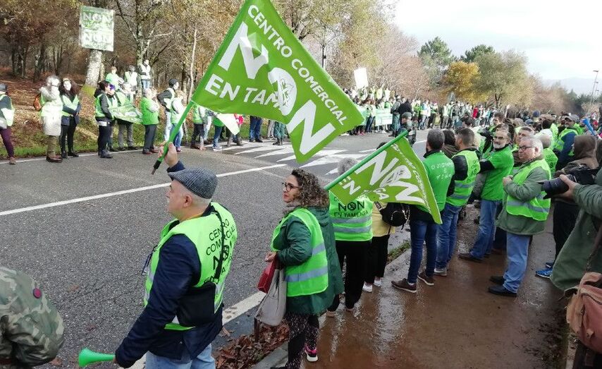 Membros da plataforma ocupando unha estrada p&uacute;blica nunha das s&uacute;as concentraci&oacute;ns