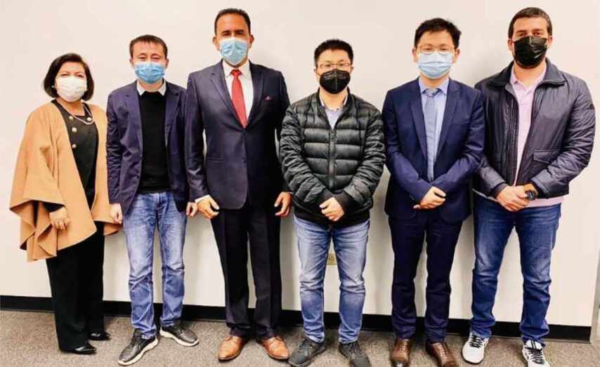 Ángel Castro, director general de SIVSA MeQ (el tercero por la izqda.), con responsables de Sinohydro durante la firma del contrato.