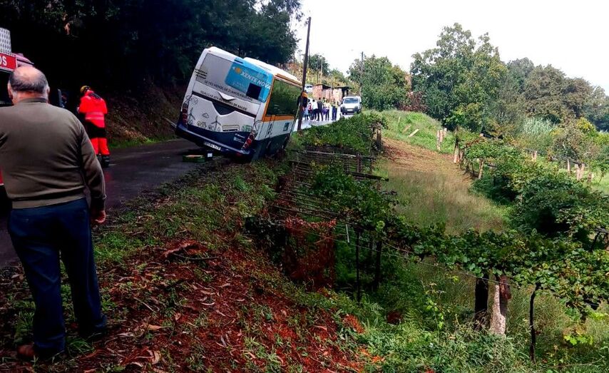 El veh&iacute;culo qued&oacute; atascado al borde de un desnivel