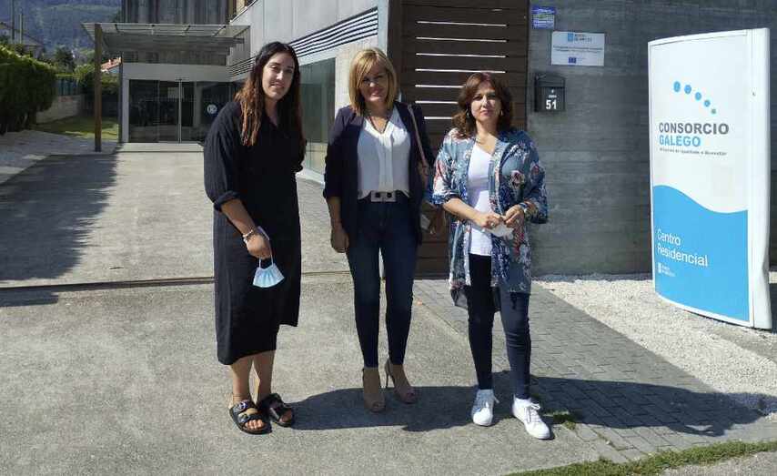 De esquerda a dereita, Tamara Liaño, traballadora social do Concello de Redondela; Digna Rivas, alcaldesa de Redondela e Rocío Marín, directora de Mekané Didáctica, no centro de día de Cesantes