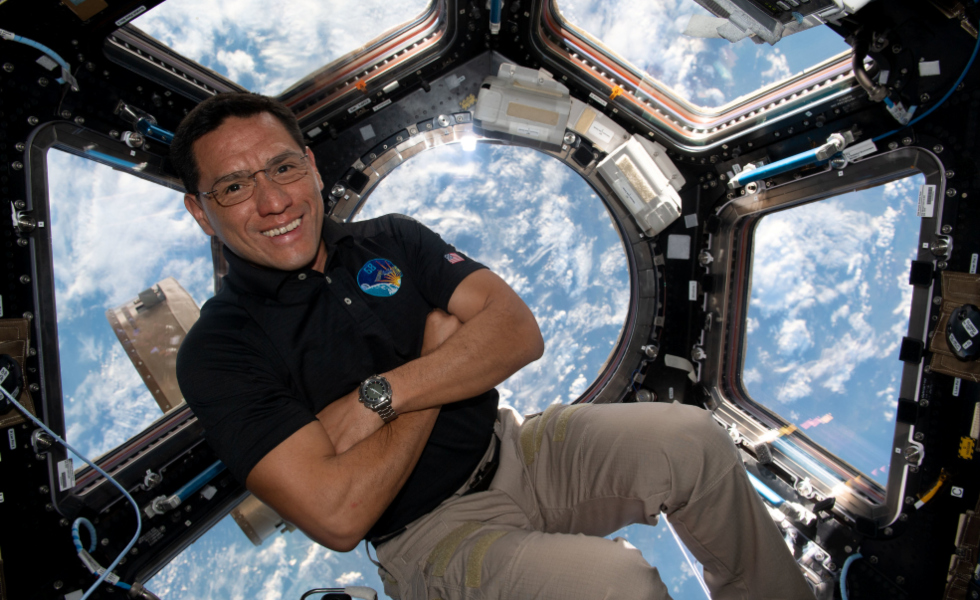 El astronauta de la NASA Frank Rubio flota dentro de la cúpula, la “ventana al mundo” de la Estación Espacial Internacional. Credits: NASA