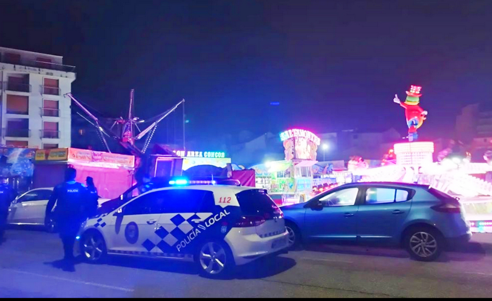 Agentes notificando a los feriantes / Imagen RRSS