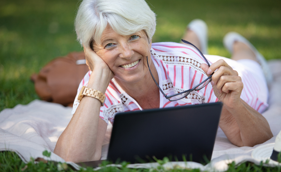El uso de internet entre mayores de 74 años en Galicia se dispara un 30%