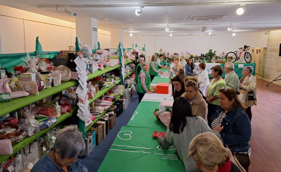 Una multitudinaria tómbola solidaria llena el Pazo de Mos