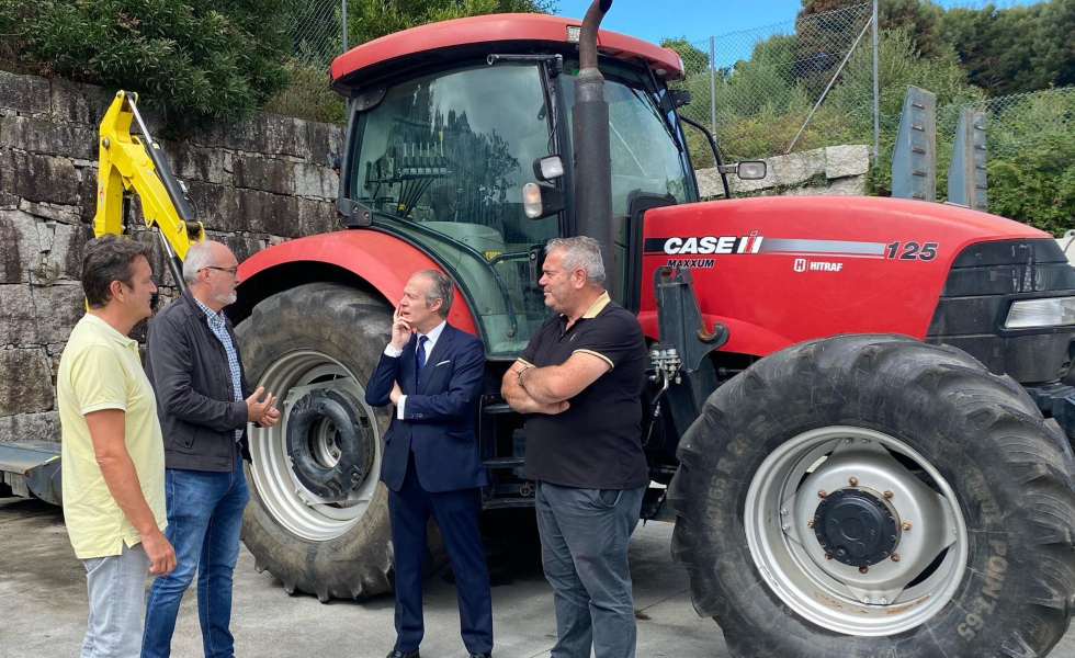 O Concello da Guarda conta cun novo tractor para  o desbroce    A Guarda, 24 de setembro de 2025-  O Concello da Guarda conta cun novo tractor que se empregará nas tarefas de desbroce e limpeza de faixas. Este vehículo conta cun brazo que facilita o desbrozamento de lugares de difícil acceso pola súa altura, localización ou espesor da vexetación.  Deste xeito, os equipos municipais poderán avanzar con maior velocidade e chegando a lugares onde antes non podían grazas ao uso deste novo tractor. O vehículo conseguiuse a través da Dirección Xeral de Defensa do Monte.