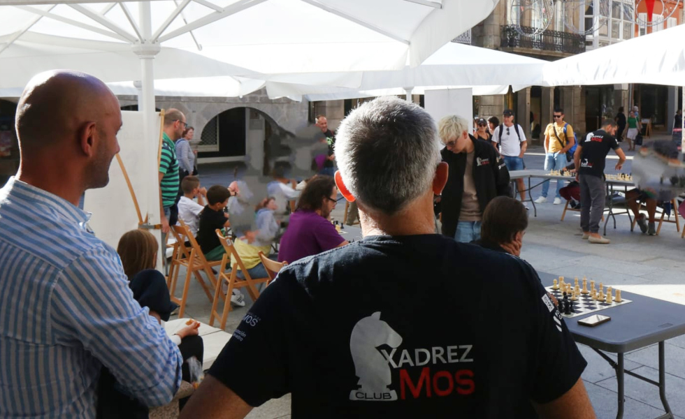 El ajedrez conquistó la plaza de O Porriño con una exitosa simultánea