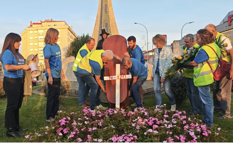 La N-120 sangra: Ponteareas entierra la paciencia con un ataúd en la carretera