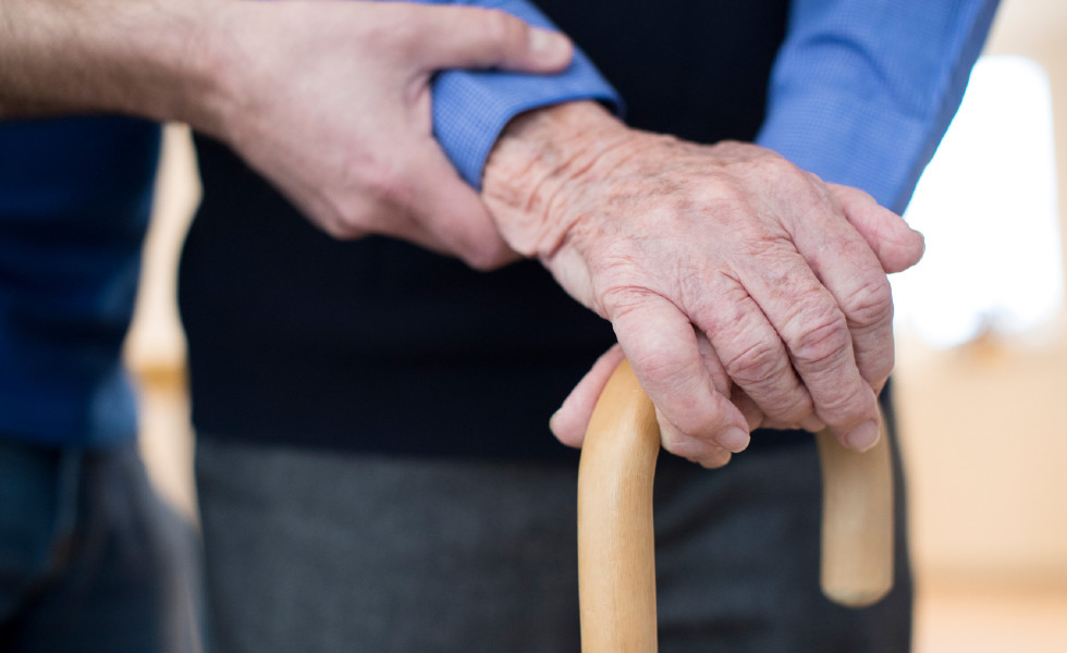El 64% de los españoles considera necesario el ingreso en residencia para personas con Alzheimer