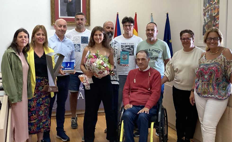 Vera Vázquez, campeona mundial de kitesurf, recibe el homenaje de Baiona