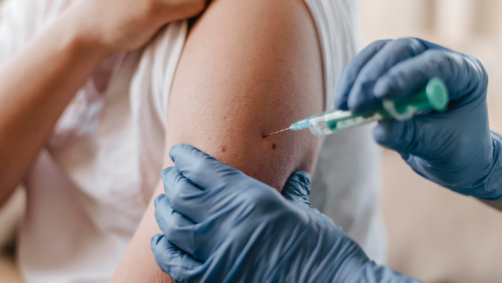 El programa de vacunación escolar contra la gripe se amplía a 75 colegios y 26.000 niños