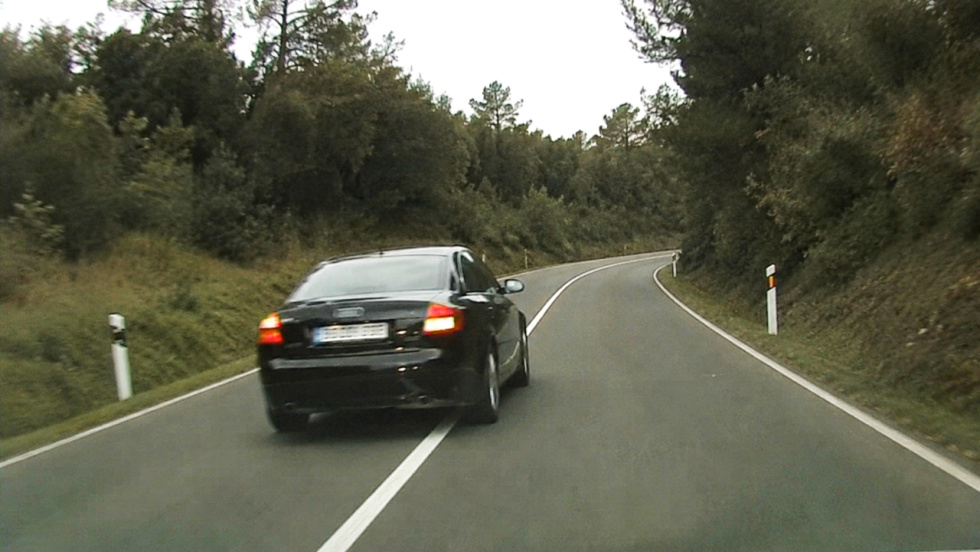 Anulan multas de la DGT por adelantar sobre línea continua