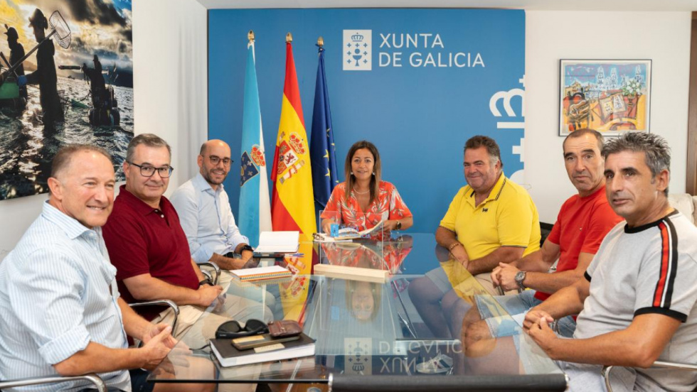 Villaverde se reúne con los mejilloneros de Arousa para conocer la evolución de la campaña