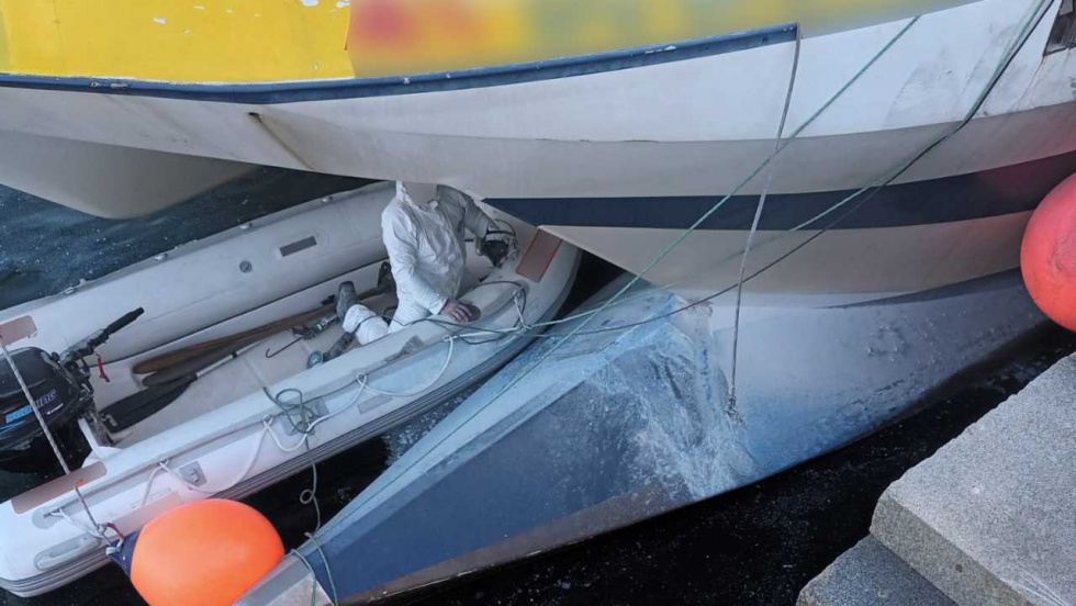 La Guardia Civil investiga vertidos en reparaciones de un catamarán en Bueu