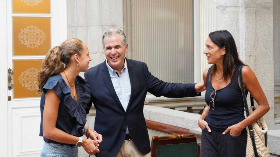 Rafa Domínguez recibe a la nadadora Daniela Suárez tras su éxito mundial