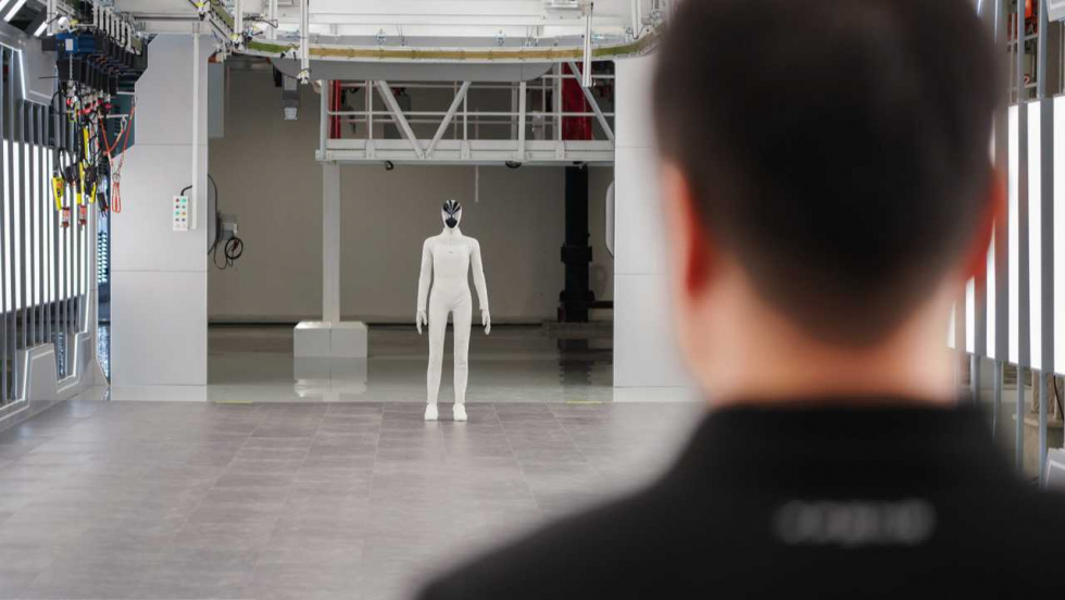 El robot humanoide IRON de XPENG sale solo de la línea de producción