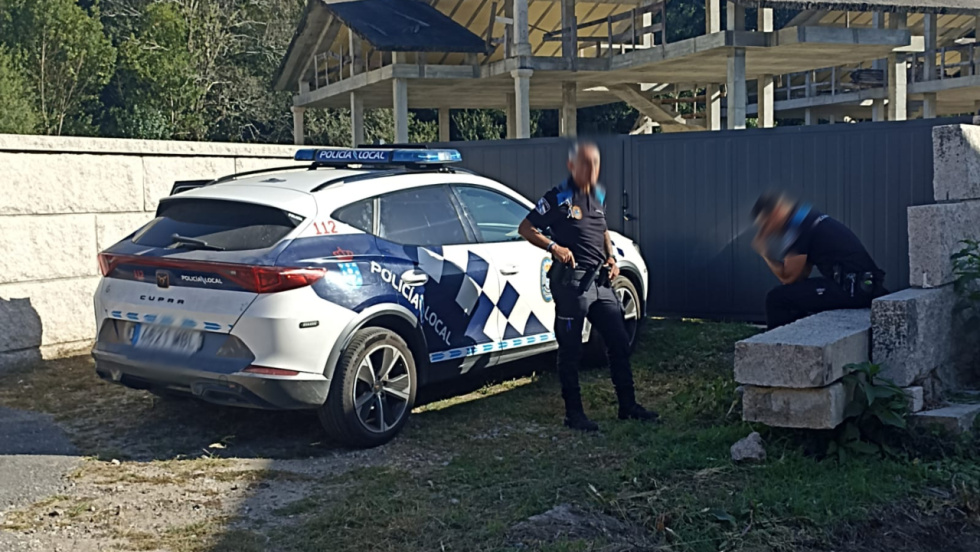 La Policía Local rescata a un hombre atrapado en el incendio de una vivienda en O Porriño