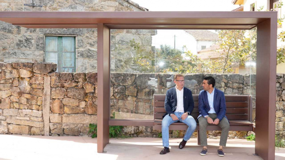 Luis López inaugura la plaza de Liñares das Neves tras 530.000 euros