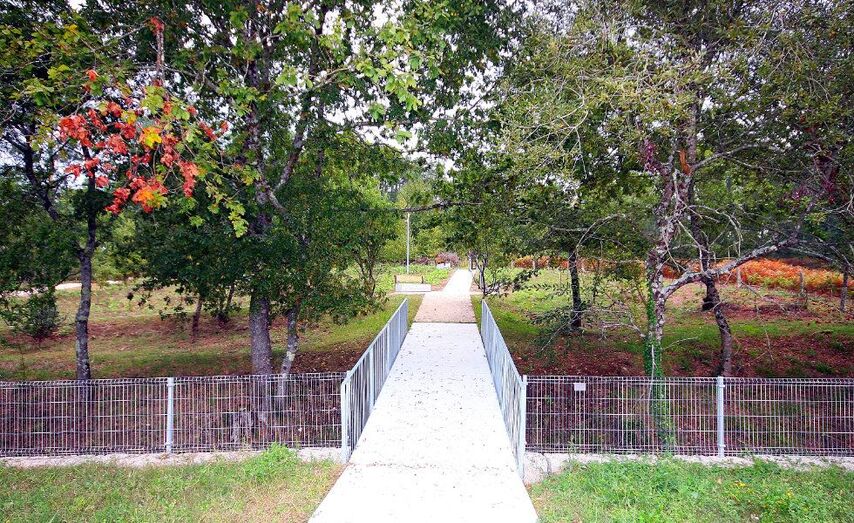 Uno de los accesos al parque, donde puede apreciarse que carece totalmente de los carteles obligatorios que exige la Lei