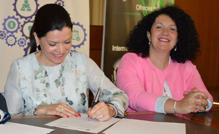 Imaxes de arquivo da alcaldesa, Nidia Ar&eacute;valo, e da concelleira Julia Loureiro na Axencia de Colocaci&oacute;n de Mos.