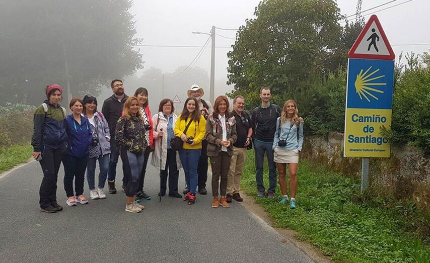 La delegada de la Xunta en Ourense, con los periodistas y bloggers participantes en el viaje.