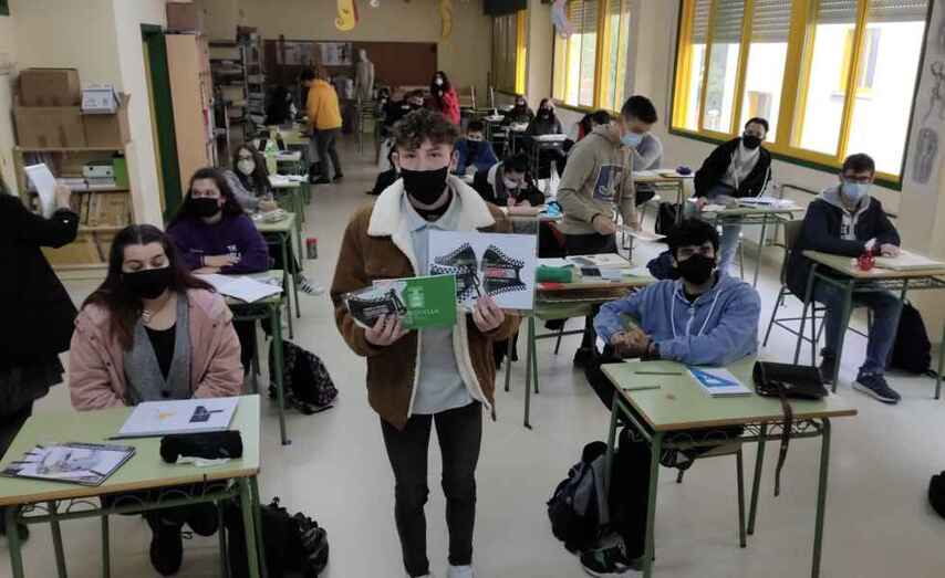 Ezequiel coa mascarilla ga&ntilde;adora e o grupo de 16 participantes no concurso lucindo cadans&uacute;a mascarilla concursante.