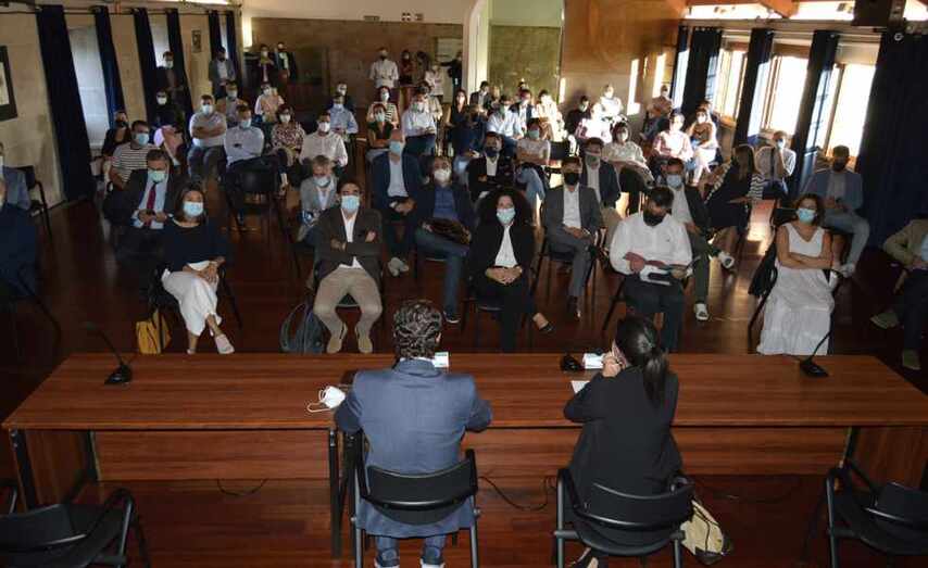 Acto de presentaci&oacute;n institucional de EME en el Pazo de Mos, encabezado por el presidente de Aemos, Manuel Castro y la alcaldesa de Mos, Nidia Ar&eacute;valo; y momentos de la mesa de debate en la que estaban Sandra Cid (Asesora Empresas - Laborali