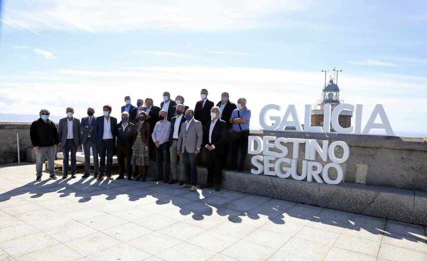 Alfonso Rueda y Nava Castro, en Fisterra.