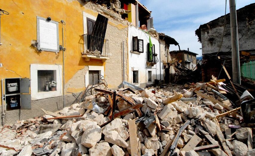 Si se encuentra afuera, permanezca afuera y alejado de edificios.| Archive Ingimage