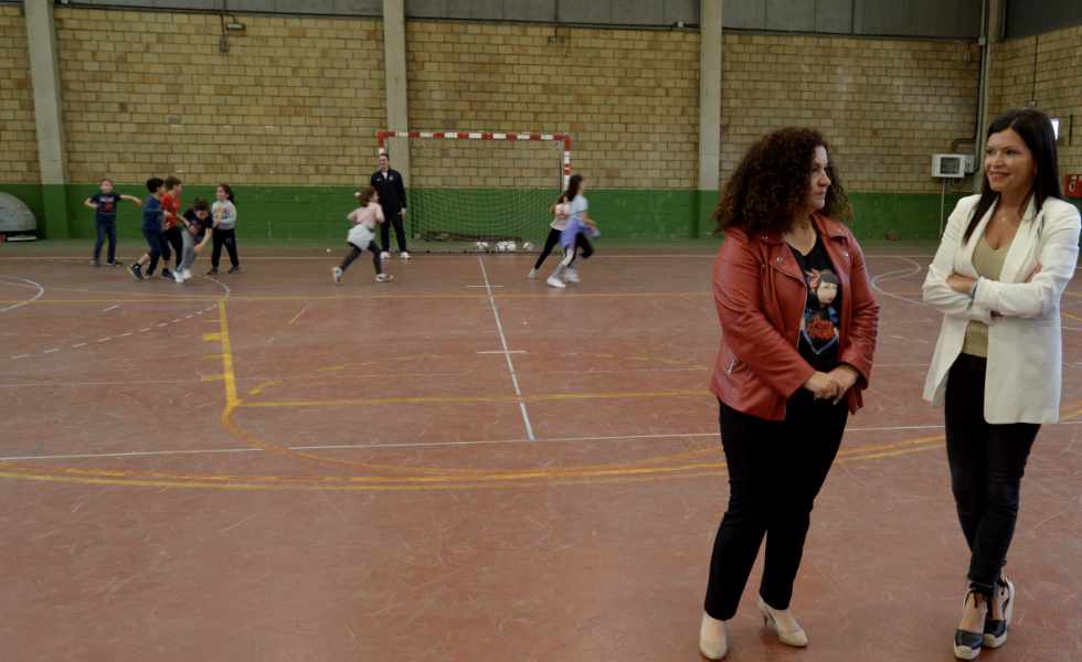 A alcaldesa Nidia Arévalo coa concelleira de Educación, Julia Loureiro, no Pavillón de Sanguiñeda-