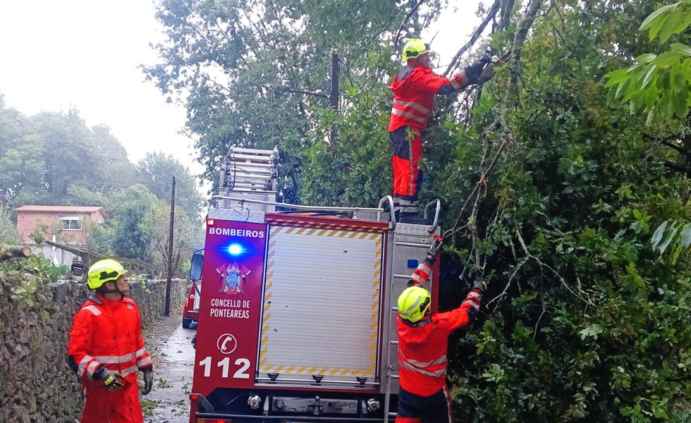 Imagen de los Bomberos de Ponteareas resolviendo una incidencia