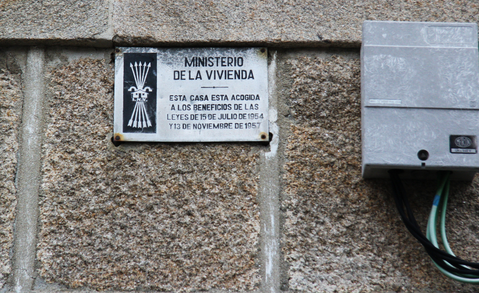 Placa en fachada barrio de Las Flores Vigo / Imagen: Jesús Carrera