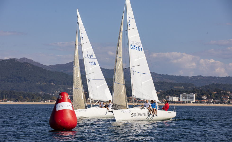 Okofen y Solventis lideran el arranque de la Liga J80 en Baiona