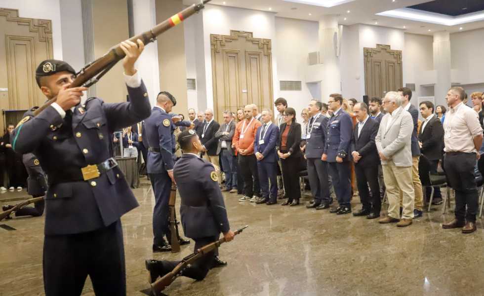 Lorenzana anuncia las primeras ayudas para la Estrategia de Seguridad y Aeroespacio a principios de 2026