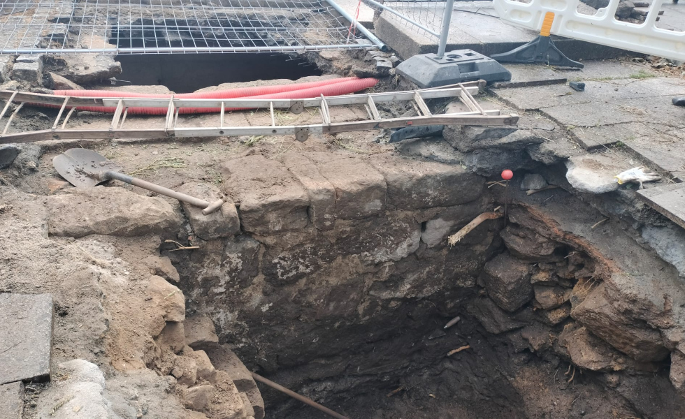 El hallazgo de la muralla medieval frena la reforma de la Praza da Estrela en Tui