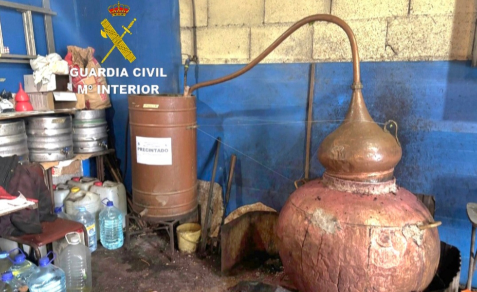 Incautados 3.600 litros de aguardiente artesanal en una destilería clandestina de Ponteareas