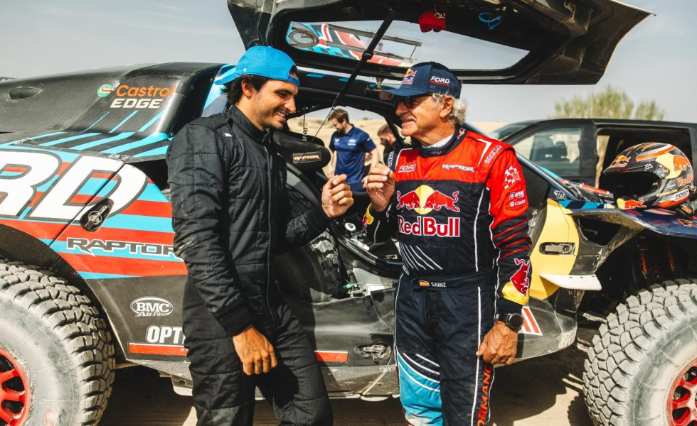 Los Sainz cambian el asfalto por el desierto en una prueba única con Ford