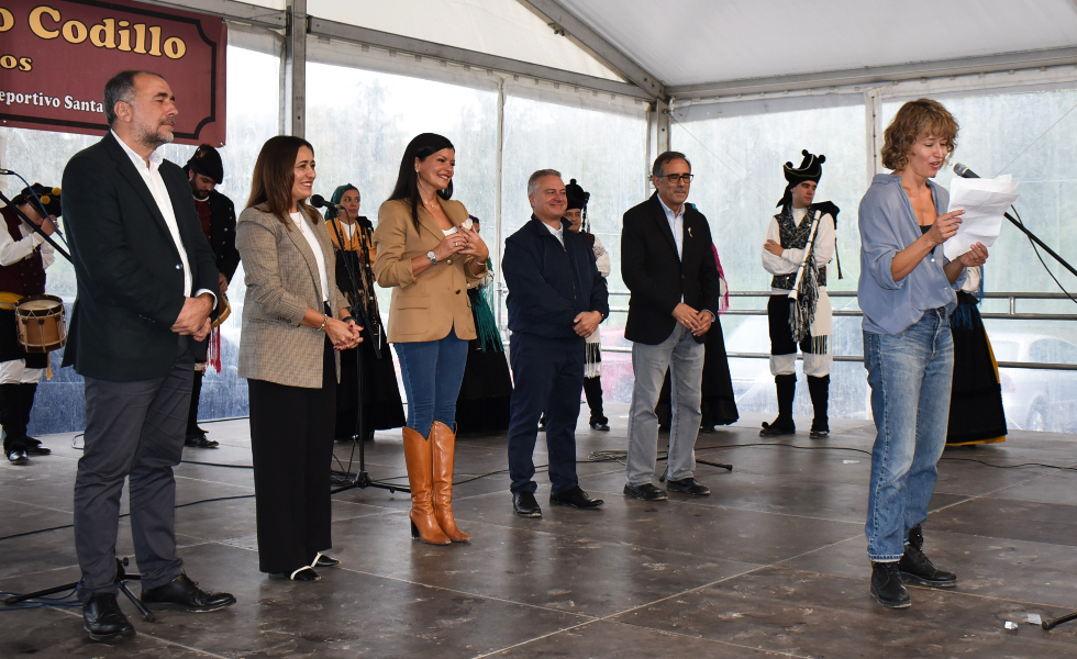 La actriz Marta Larralde protagoniza una lluviosa y exitosa Festa do Codillo en Mos