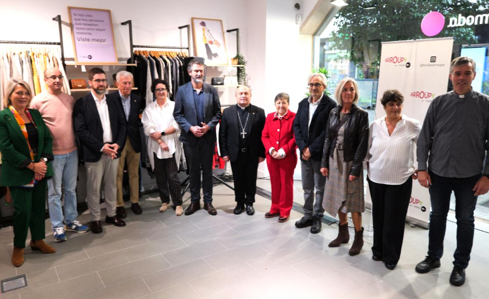 Cáritas impulsa la economía circular en Vilagarcía con una nueva tienda de ropa con apoyo de la Xunta